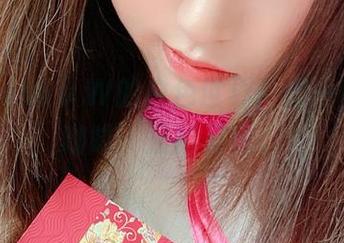观看Kuuko W的白色世界，像一杯糖霜咖啡，又甜又迷。